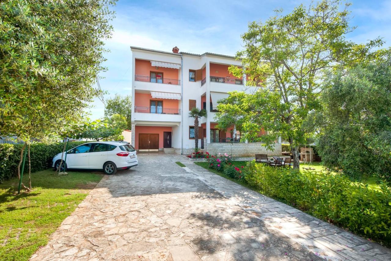 Apartments Adria ロヴィニ エクステリア 写真