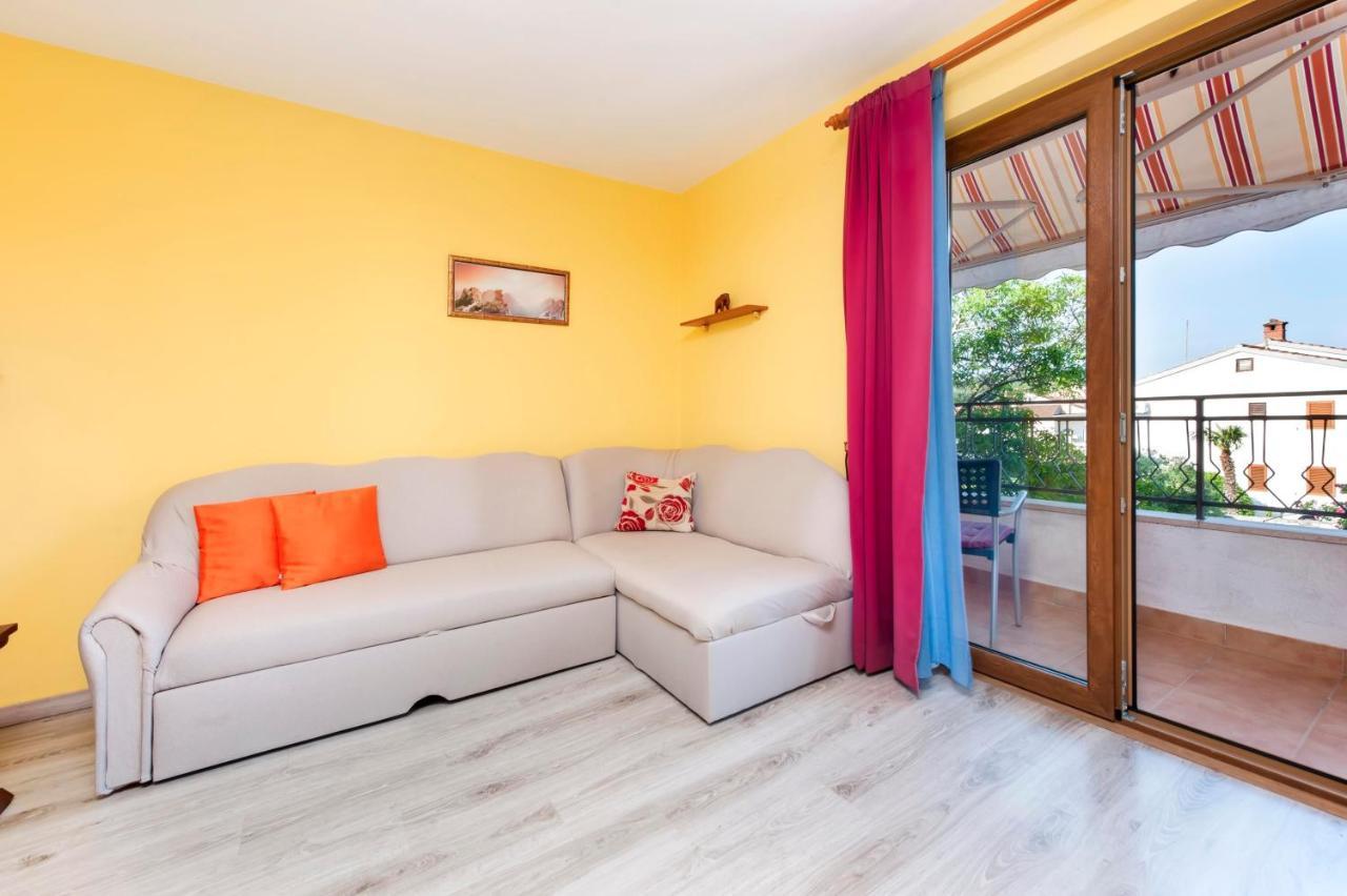 Apartments Adria ロヴィニ エクステリア 写真
