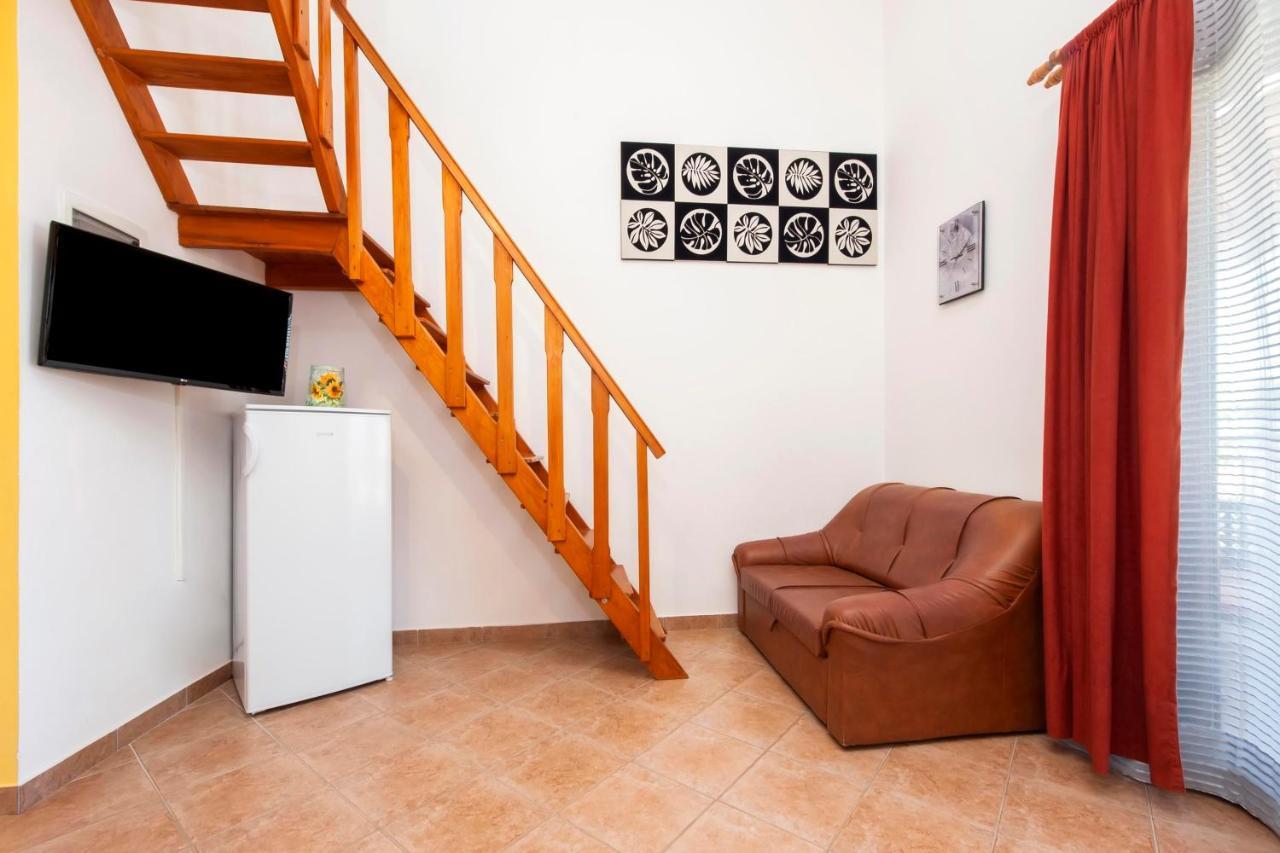 Apartments Adria ロヴィニ エクステリア 写真