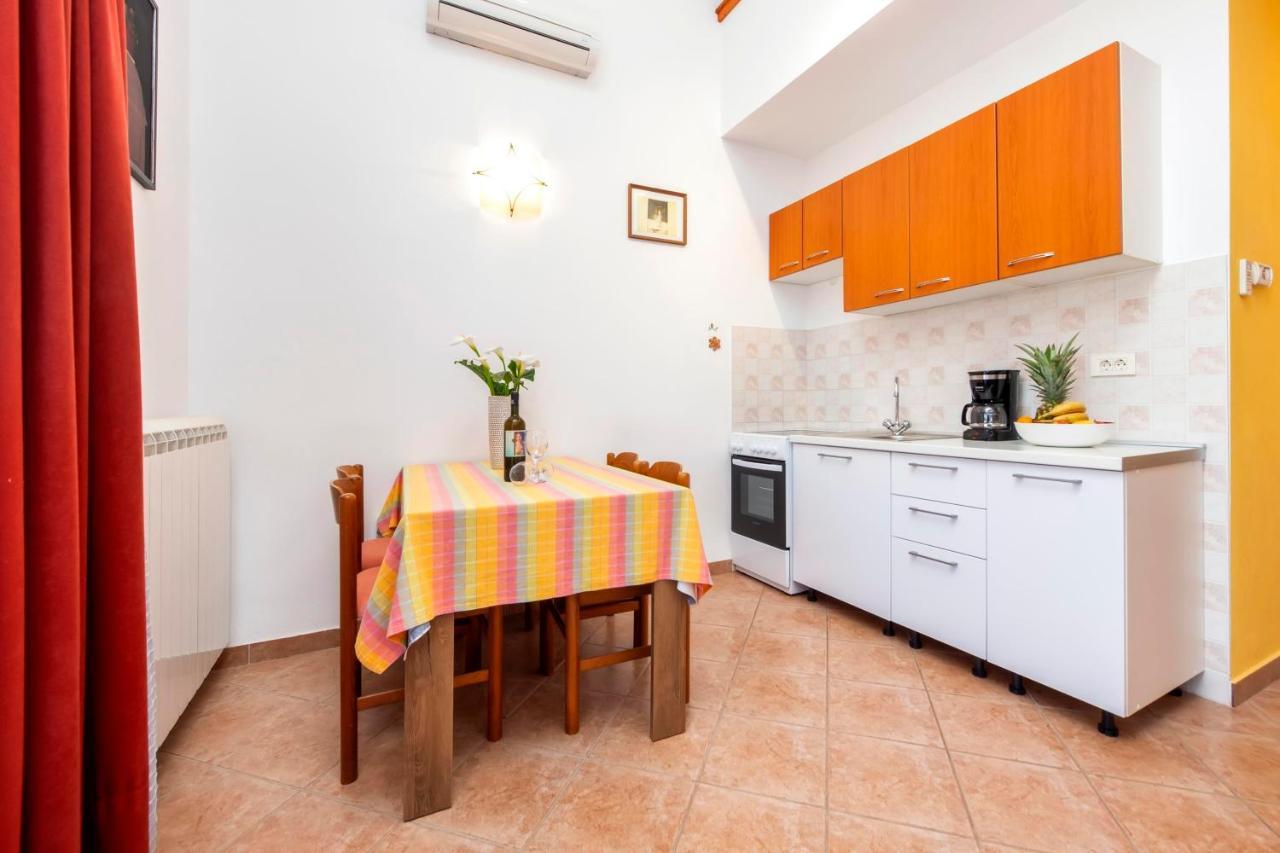 Apartments Adria ロヴィニ エクステリア 写真