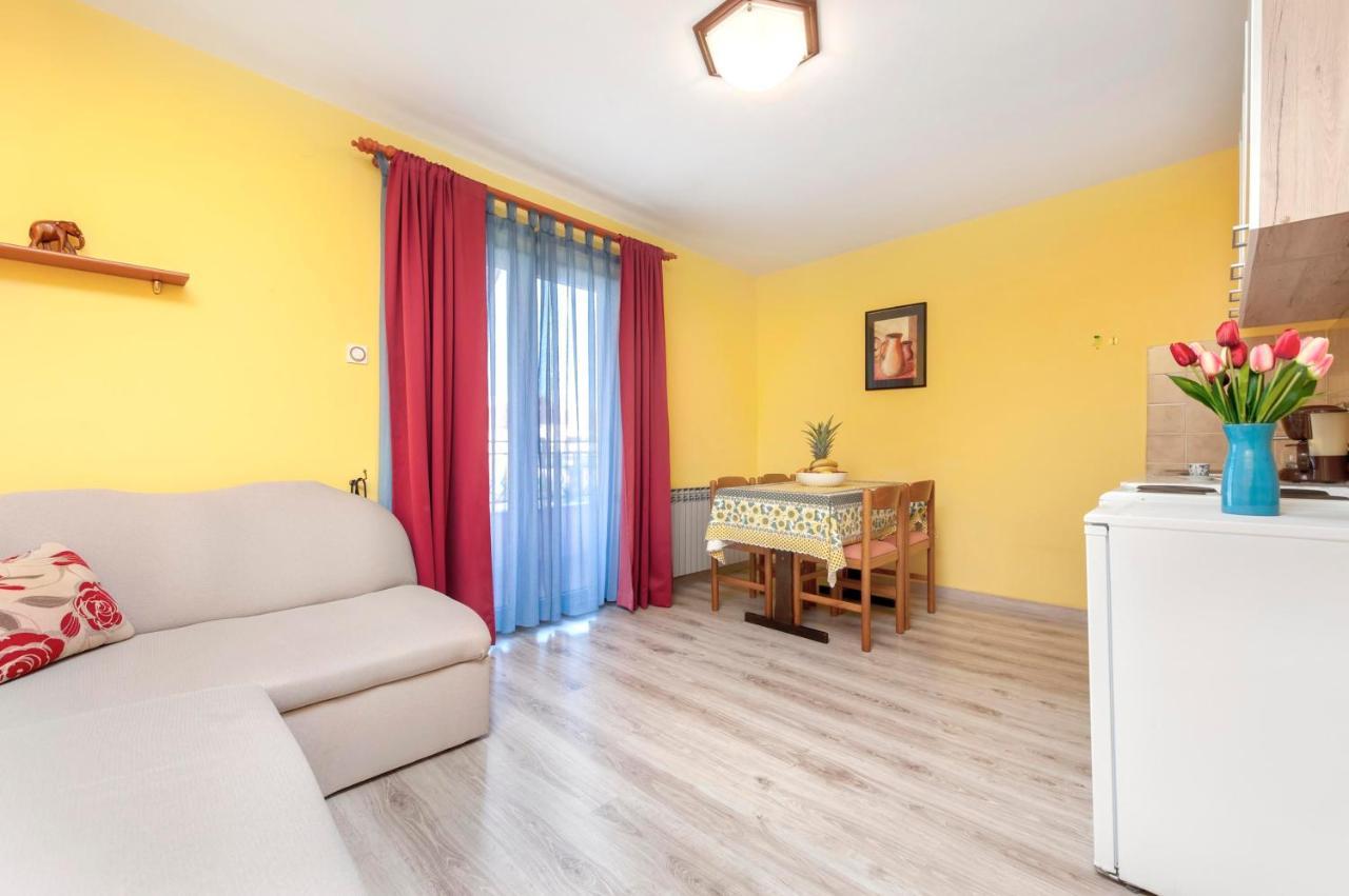 Apartments Adria ロヴィニ エクステリア 写真