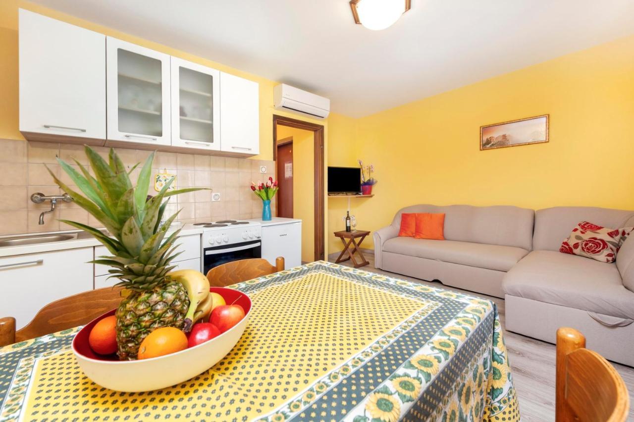 Apartments Adria ロヴィニ エクステリア 写真