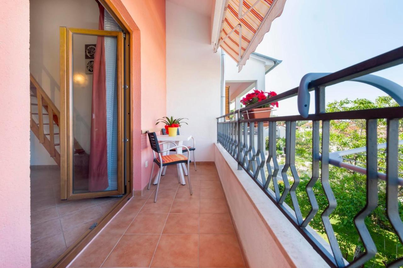 Apartments Adria ロヴィニ エクステリア 写真