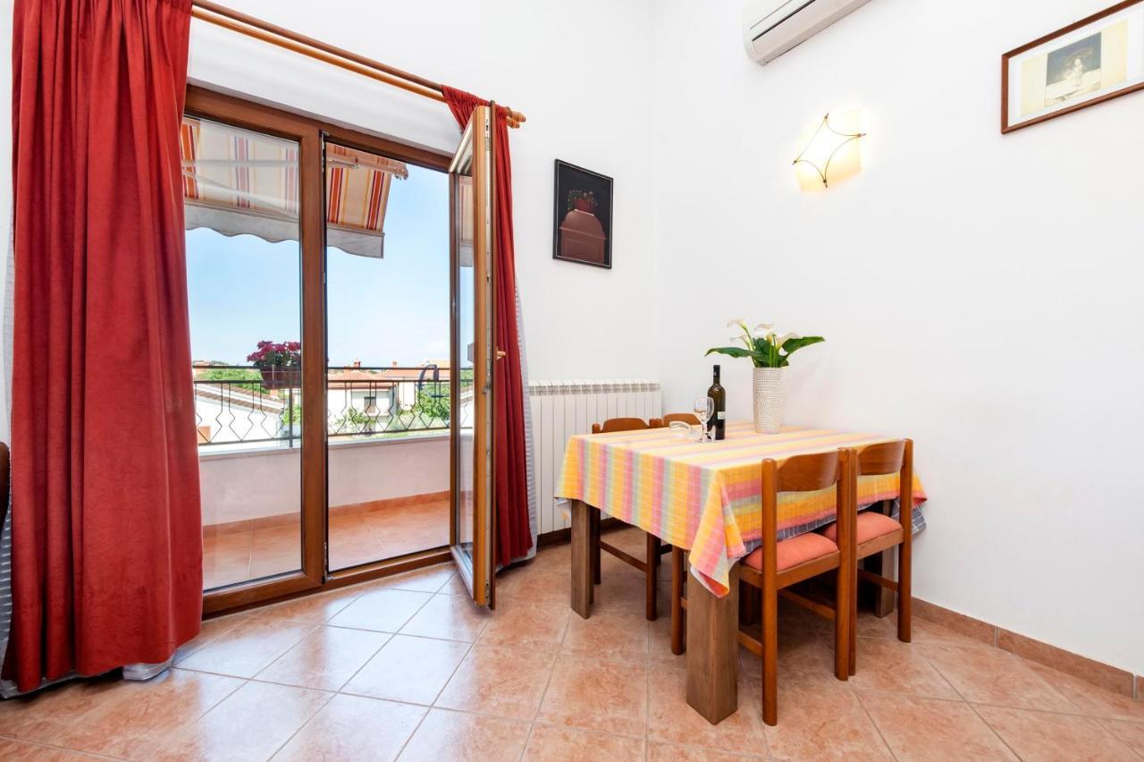 Apartments Adria ロヴィニ エクステリア 写真
