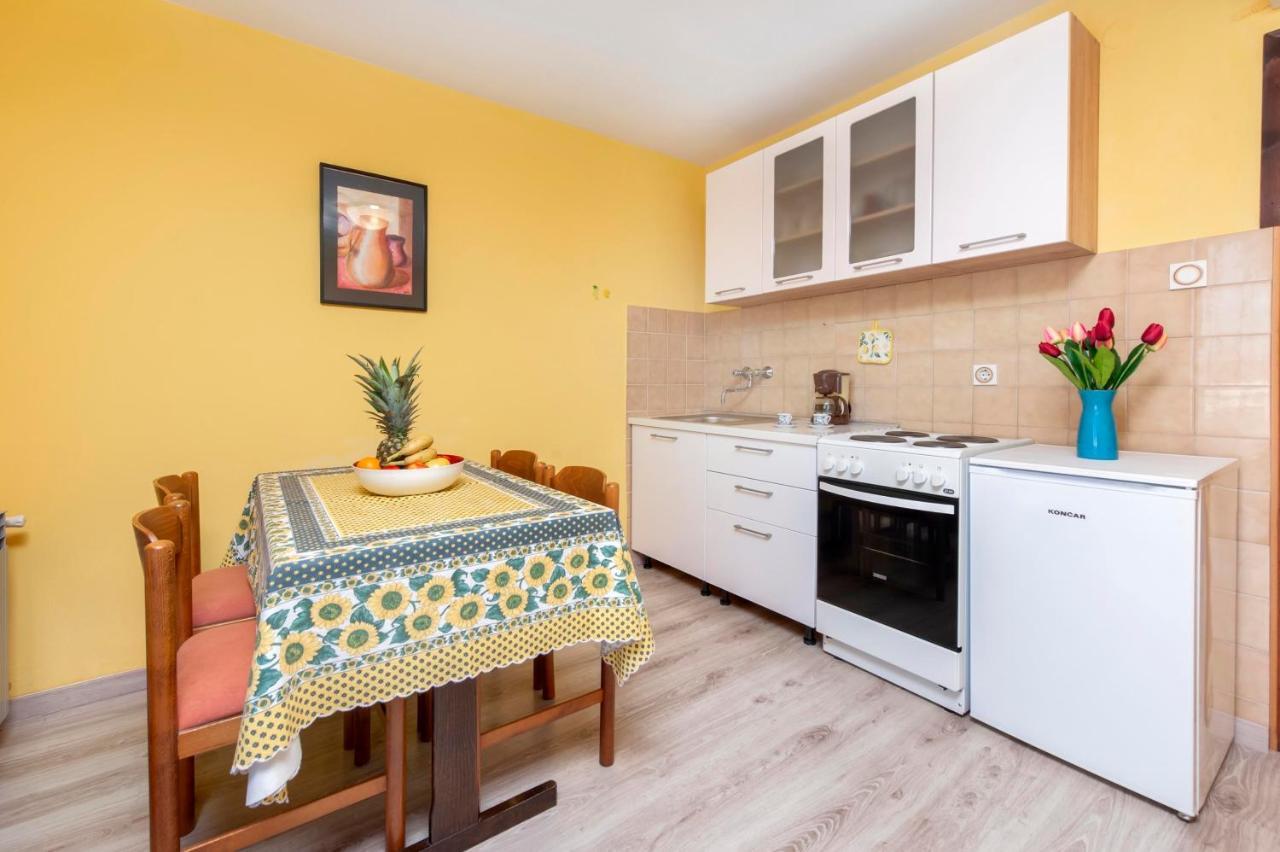Apartments Adria ロヴィニ エクステリア 写真