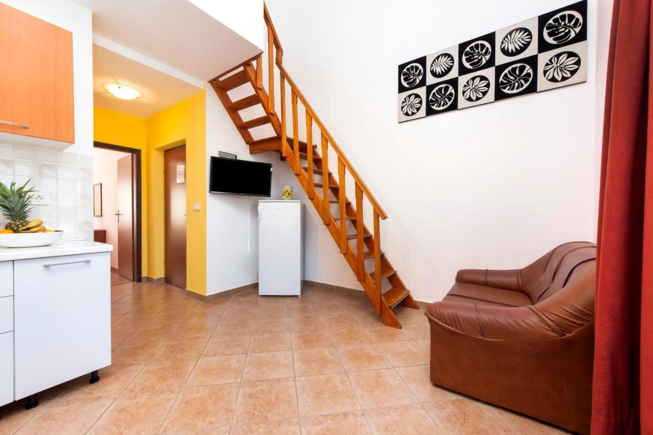 Apartments Adria ロヴィニ エクステリア 写真
