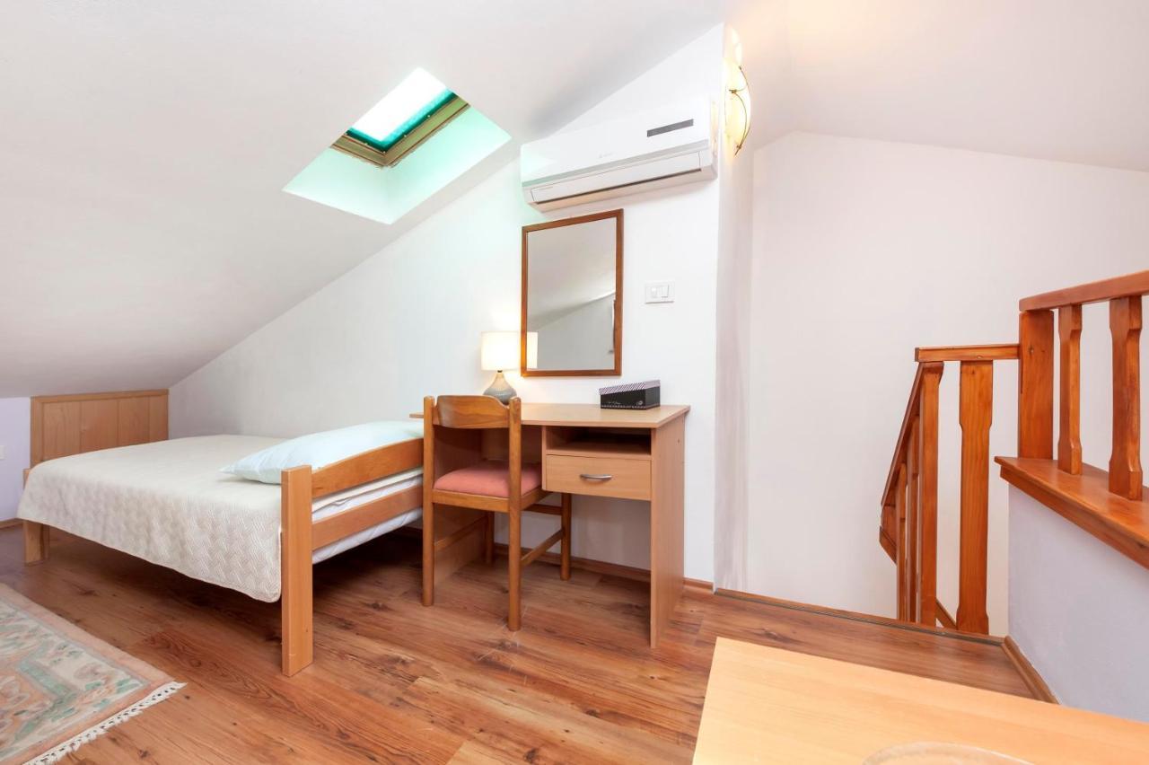 Apartments Adria ロヴィニ エクステリア 写真