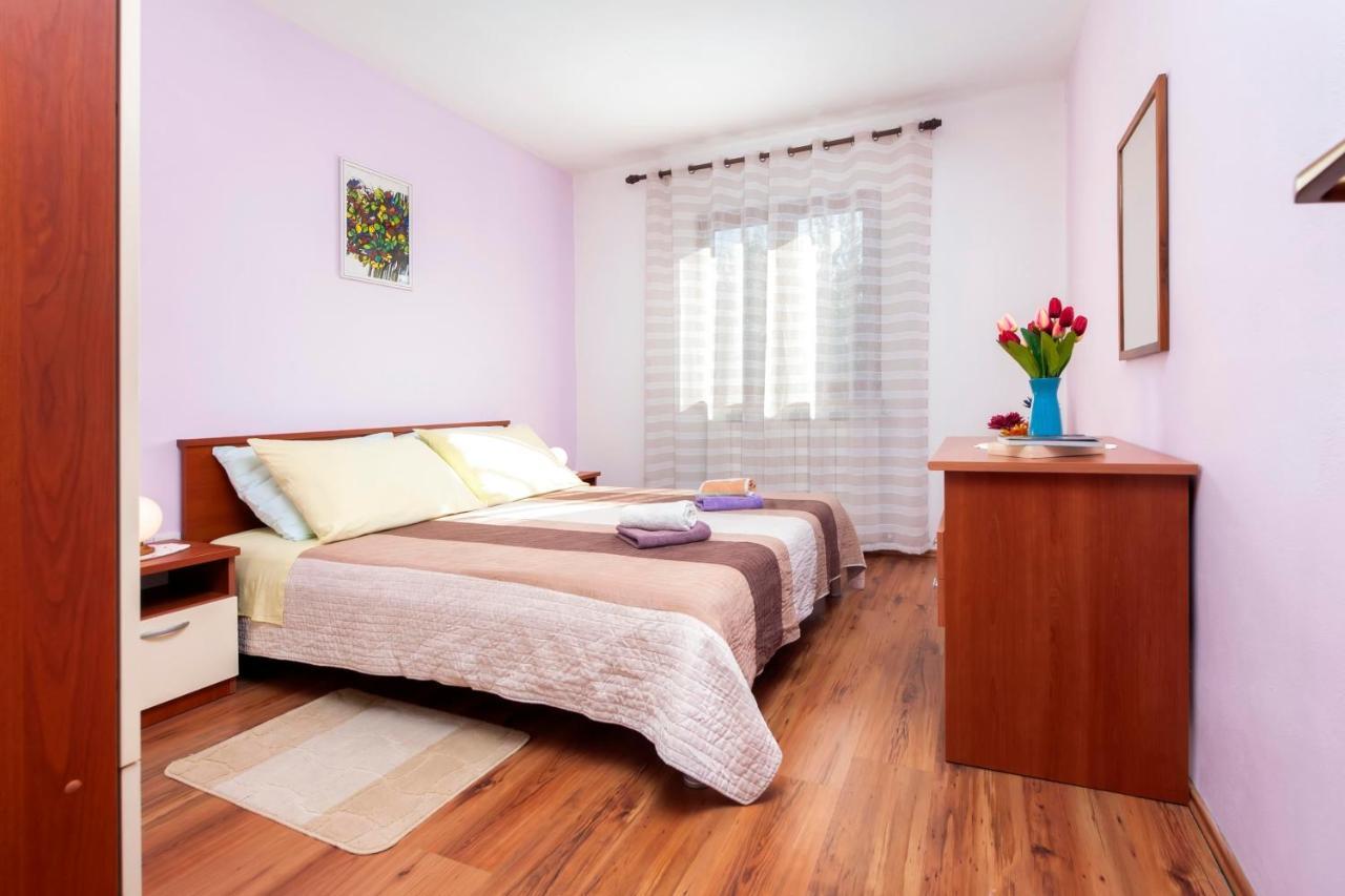 Apartments Adria ロヴィニ エクステリア 写真